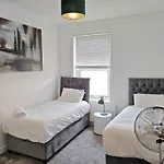 Garland Modern Park View Apartment, Hackney 4