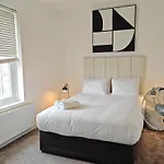 Garland Modern Park View Apartment, Hackney 4