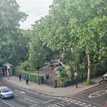 Garland Modern Park View Apartment, Hackney 4
