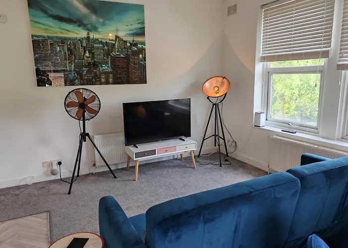 Garland Modern Park View Apartment, Hackney 4