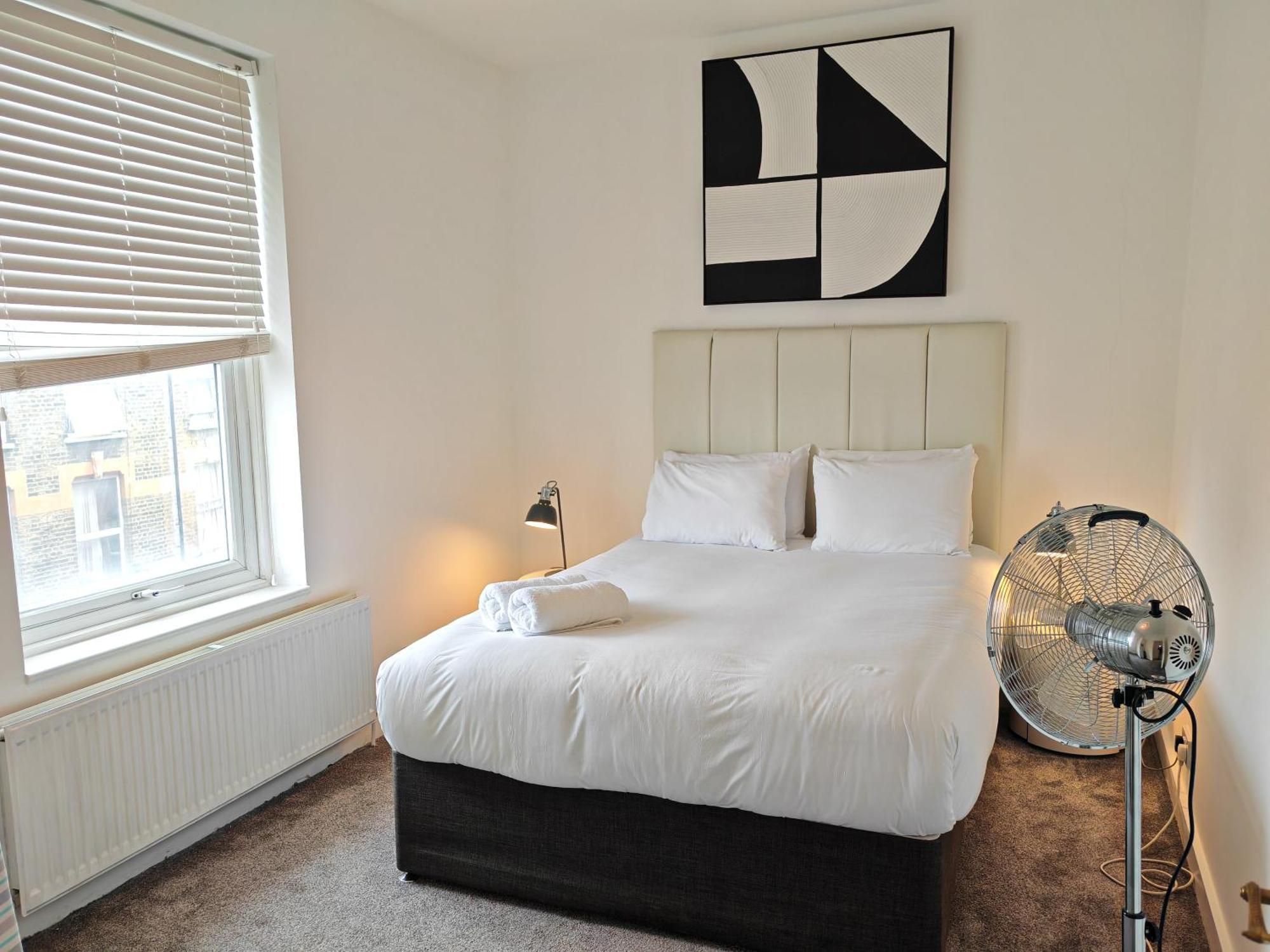 Garland Modern Park View Apartment, Hackney 4 *