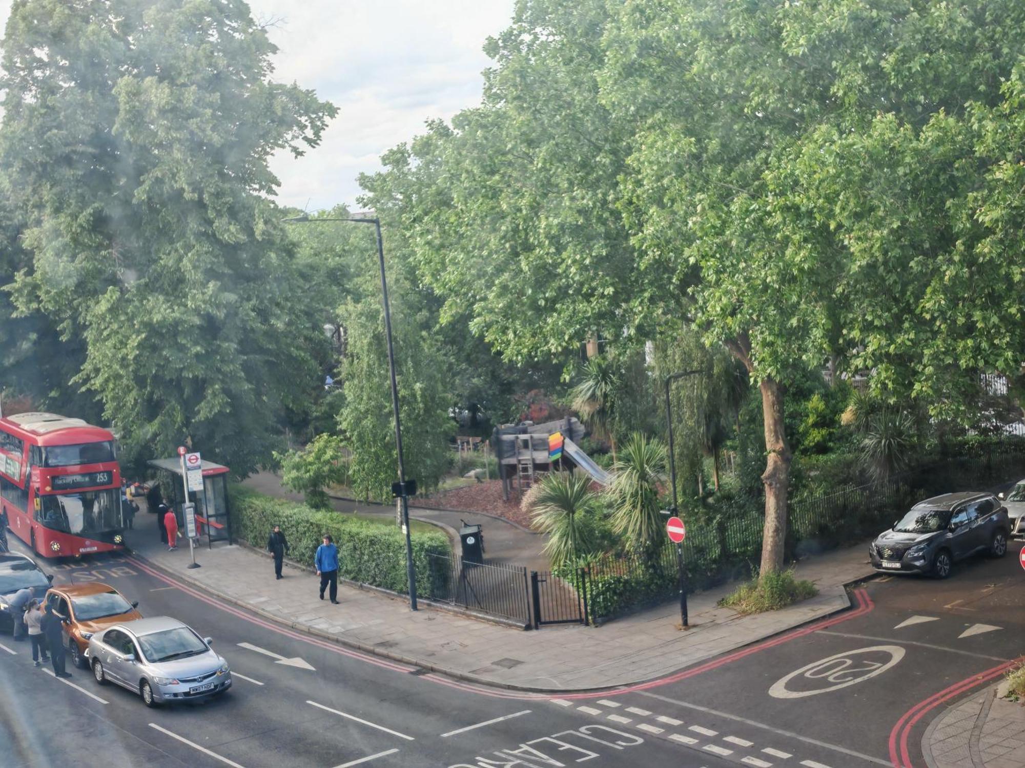Garland Modern Park View Apartment, Hackney 4