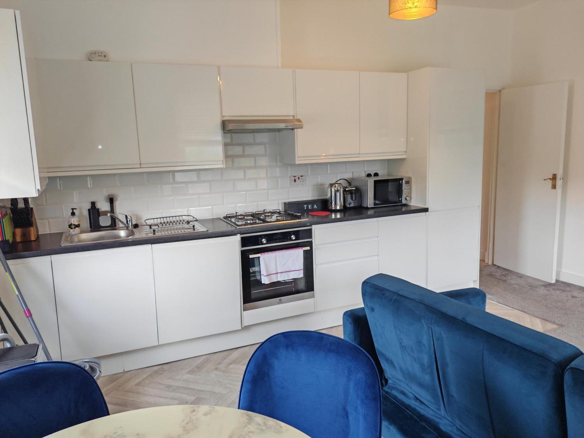 Garland Modern Park View Apartment, Hackney 4